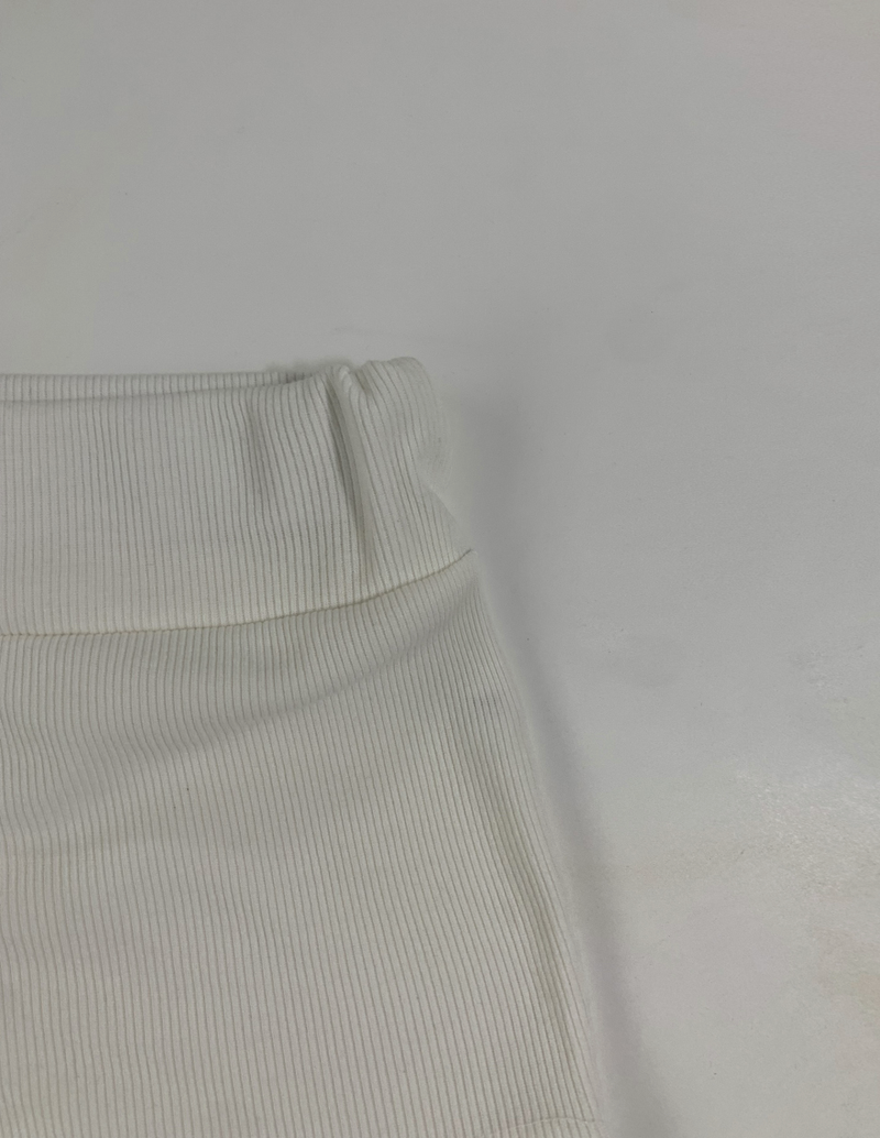 Hinnit Low-Rise Shorts (white)