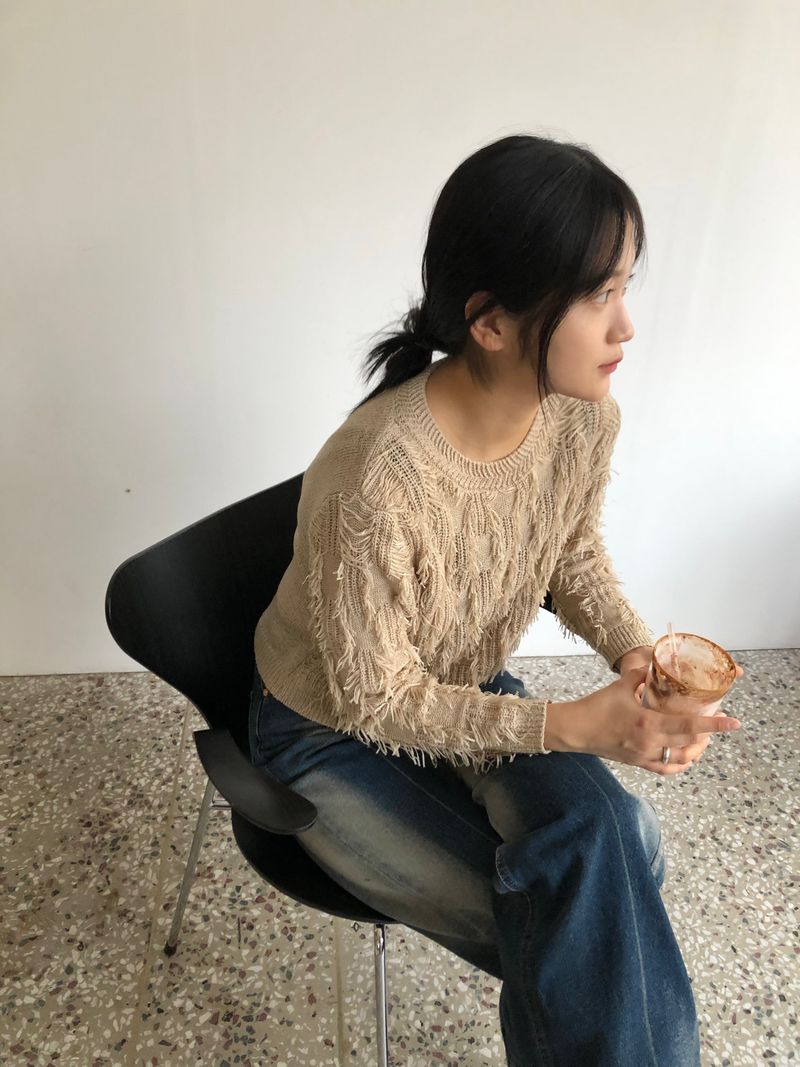 Freewheeling tassel round knit