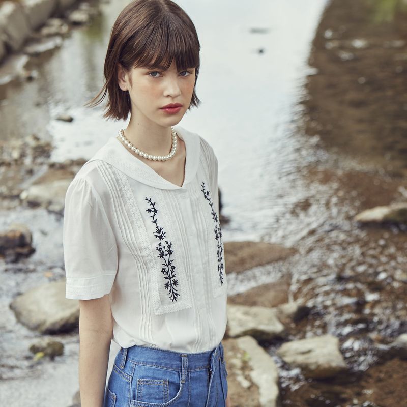 [LINE] Black Embroidered Tuck Blouse
