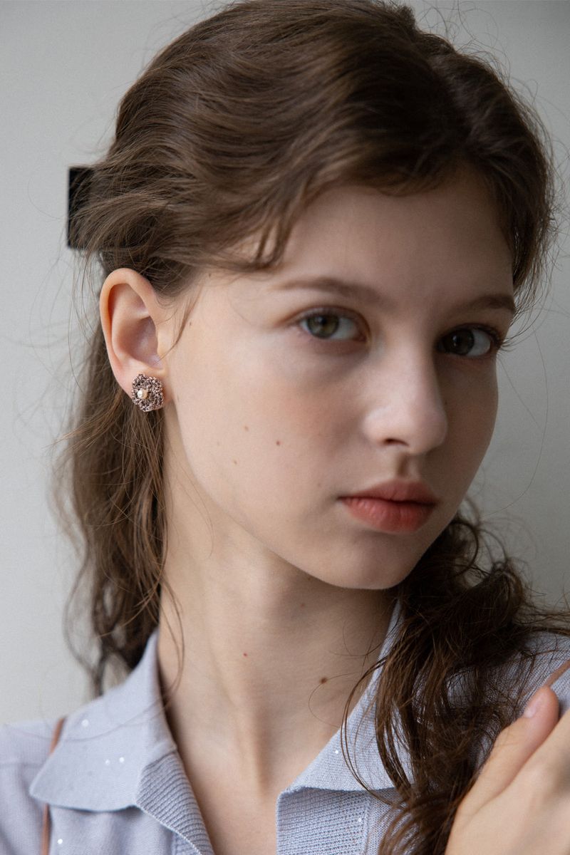 Gleaming knit flower earring (Mocha)