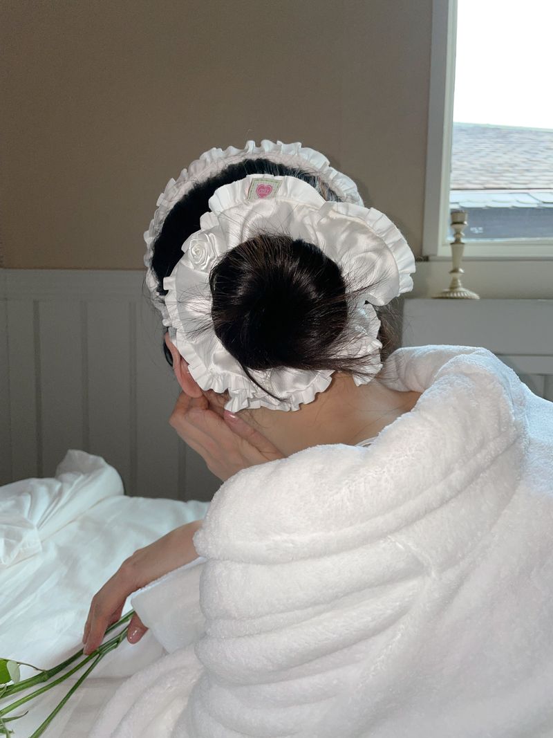 Winter rose scrunchie (White)