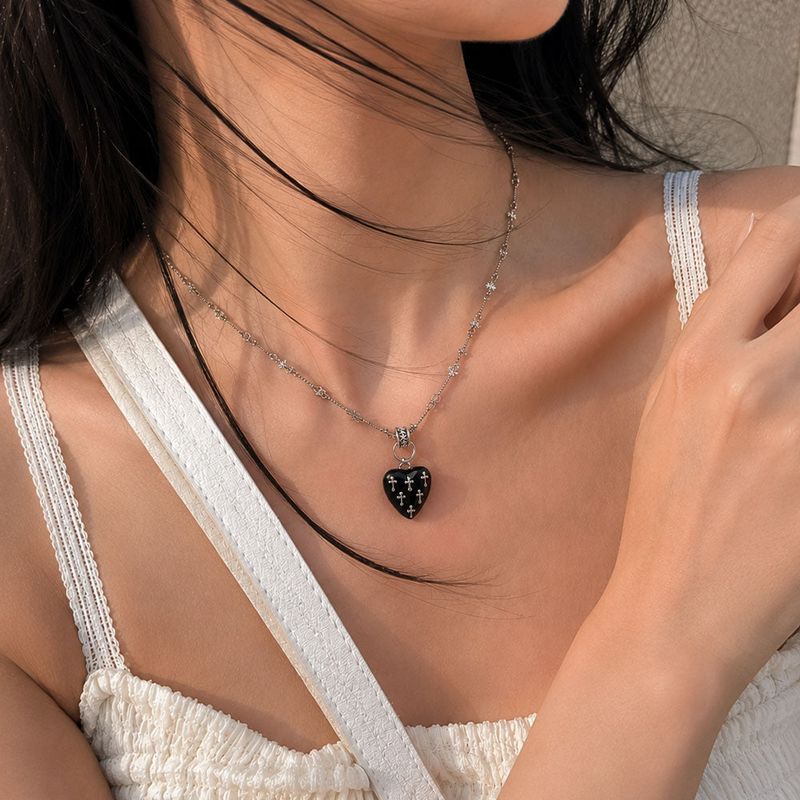 EX LOVE（イーエックスラブ）の「ブラックハートクロスチェーンファッションネックレス（アクセサリー）」