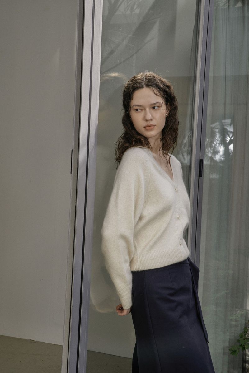 V BUTTON CARDIGAN_IVORY
