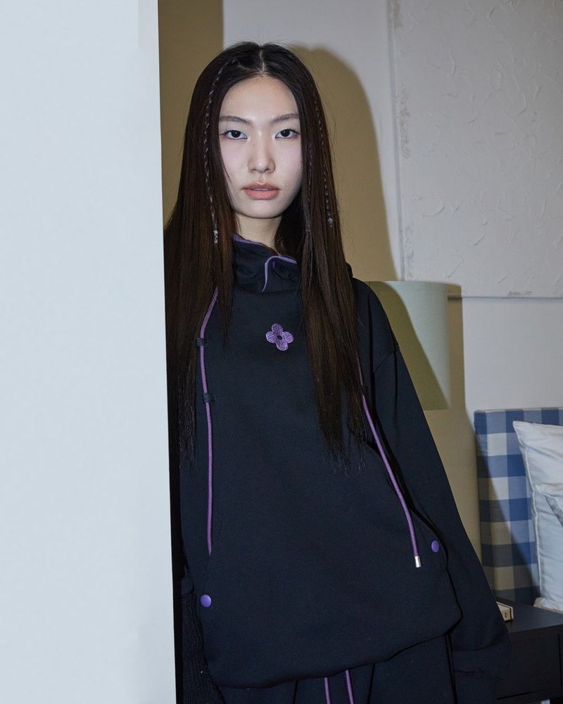 Snap curve hoodie / black