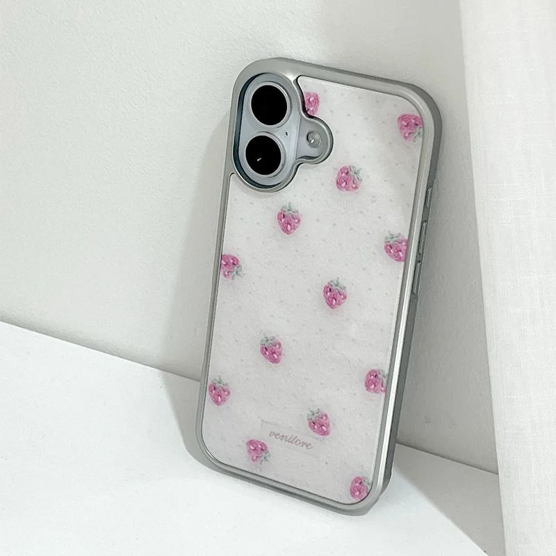 venitore（ヴェニトー）の「[MADE][マグセーフグラスバンパーケース]ストロベリー刺繍ニットケース ピンク（スマホグッズ/小物）」