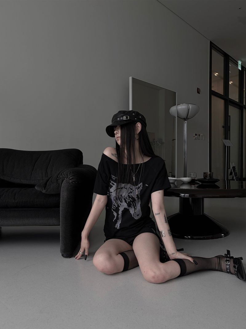 URBAN UNIQUE（アーバンユニーク）の「ホース グラフィック オフ Tシャツ（トップス）」
