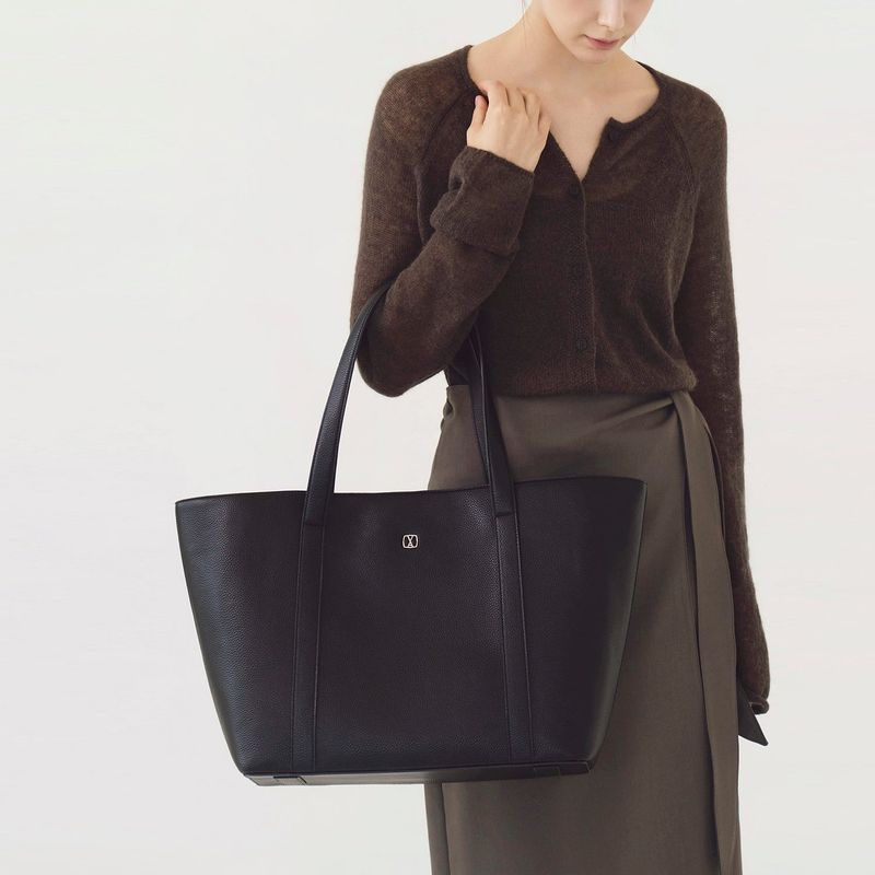 VARZAR（バザール）の「Selon Shopper Bag Large Black（Bags）」