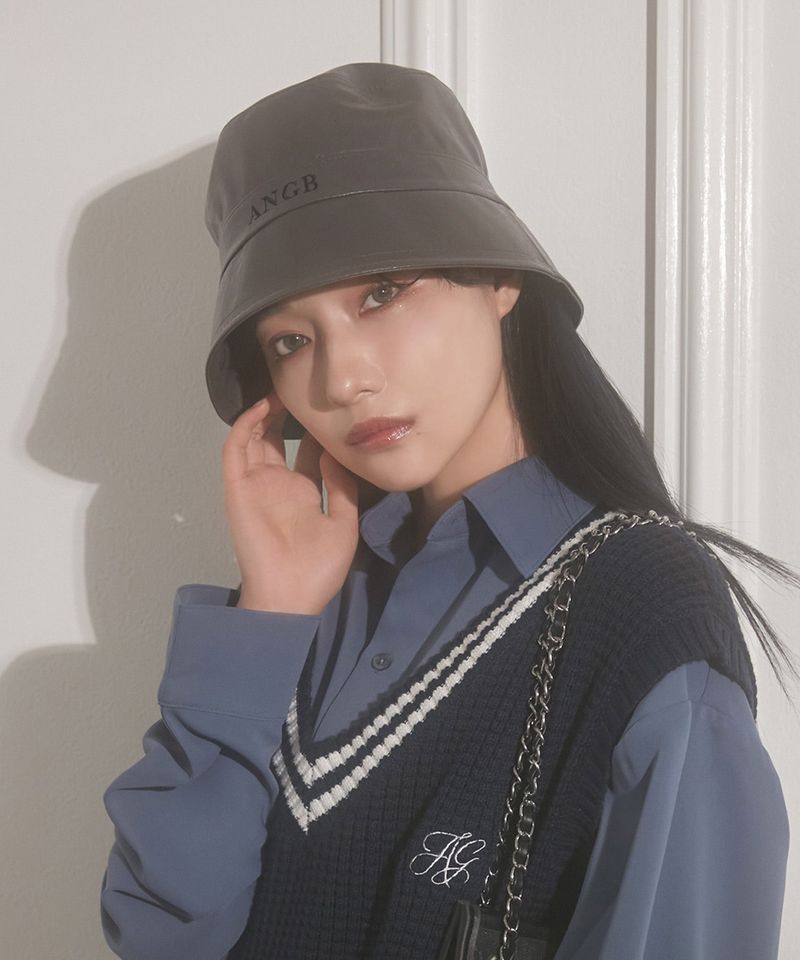 ANDGEEBEE（アンジービー）の「フェイクレザーロゴバケットハット（Hats）」