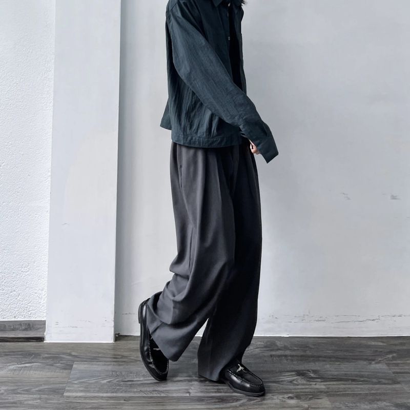 Curved Pleated Wide Trousers