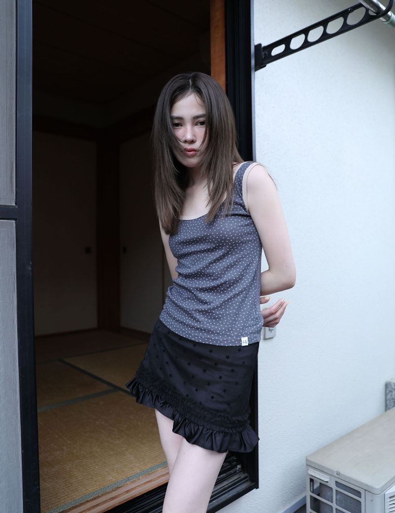 STAR CONTRAST SLEEVELESS(CHARCOAL)