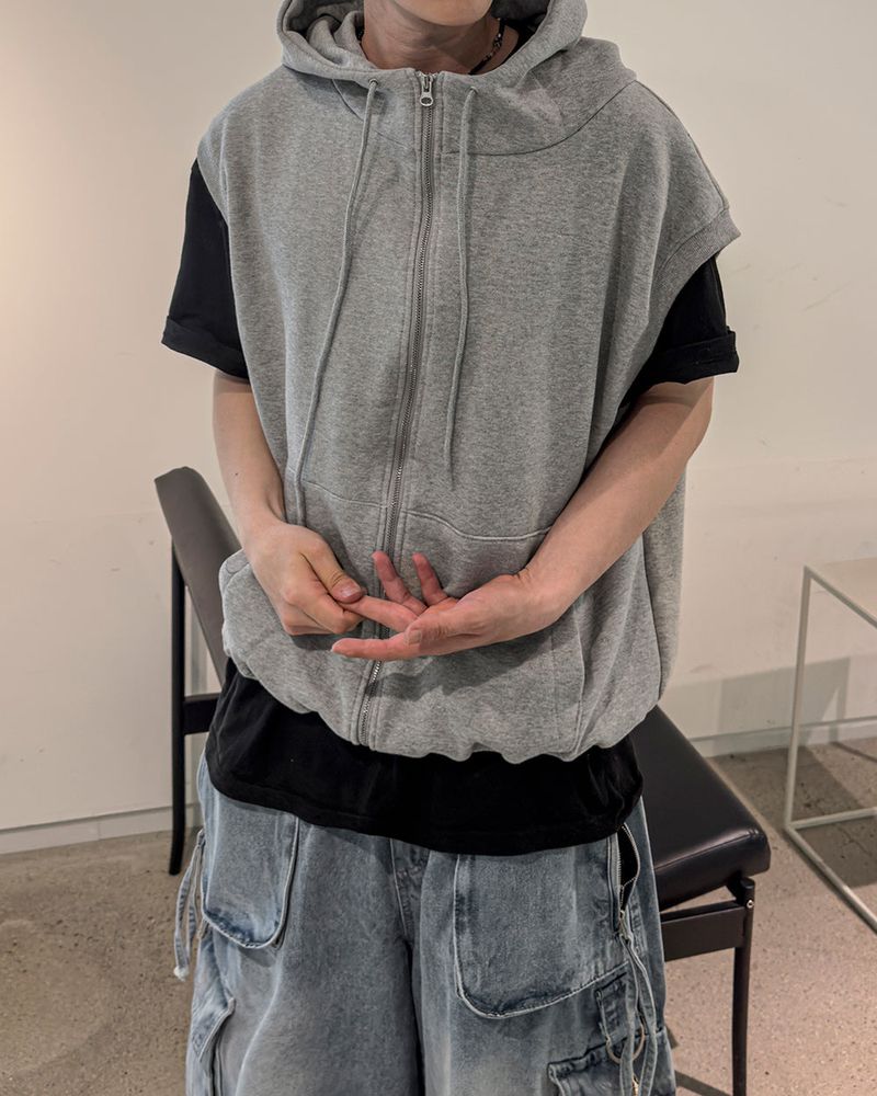 JIIGEUM（ジグム）の「ジェイムオーバーフィットフーディドジップアップベスト（トップス）」