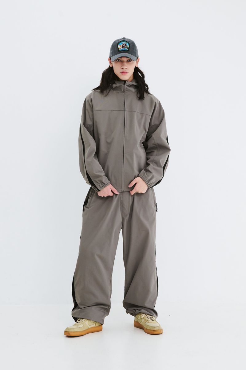 BSRABBIT(ビエスラビット)の「SP LINE WIDE JOGGER PANTS KHAKI(Pants)」