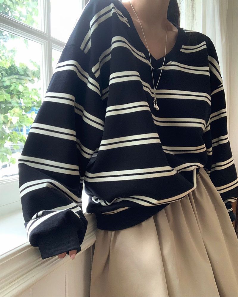BEIDELLI（ベイデリー）の「[ORIGINAL] Soy Stripe V-Neck Oversized Sweatshirt（Tops）」
