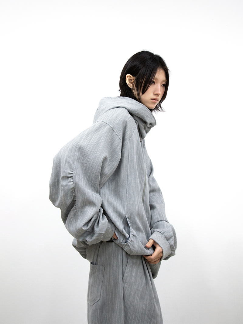 RELABEL (Menglian) デタッチャブルフーディドジャケットウィズサブトルストライプテクスチャーアンドウェービープリーツ, モダナイズド M-A1シルエット