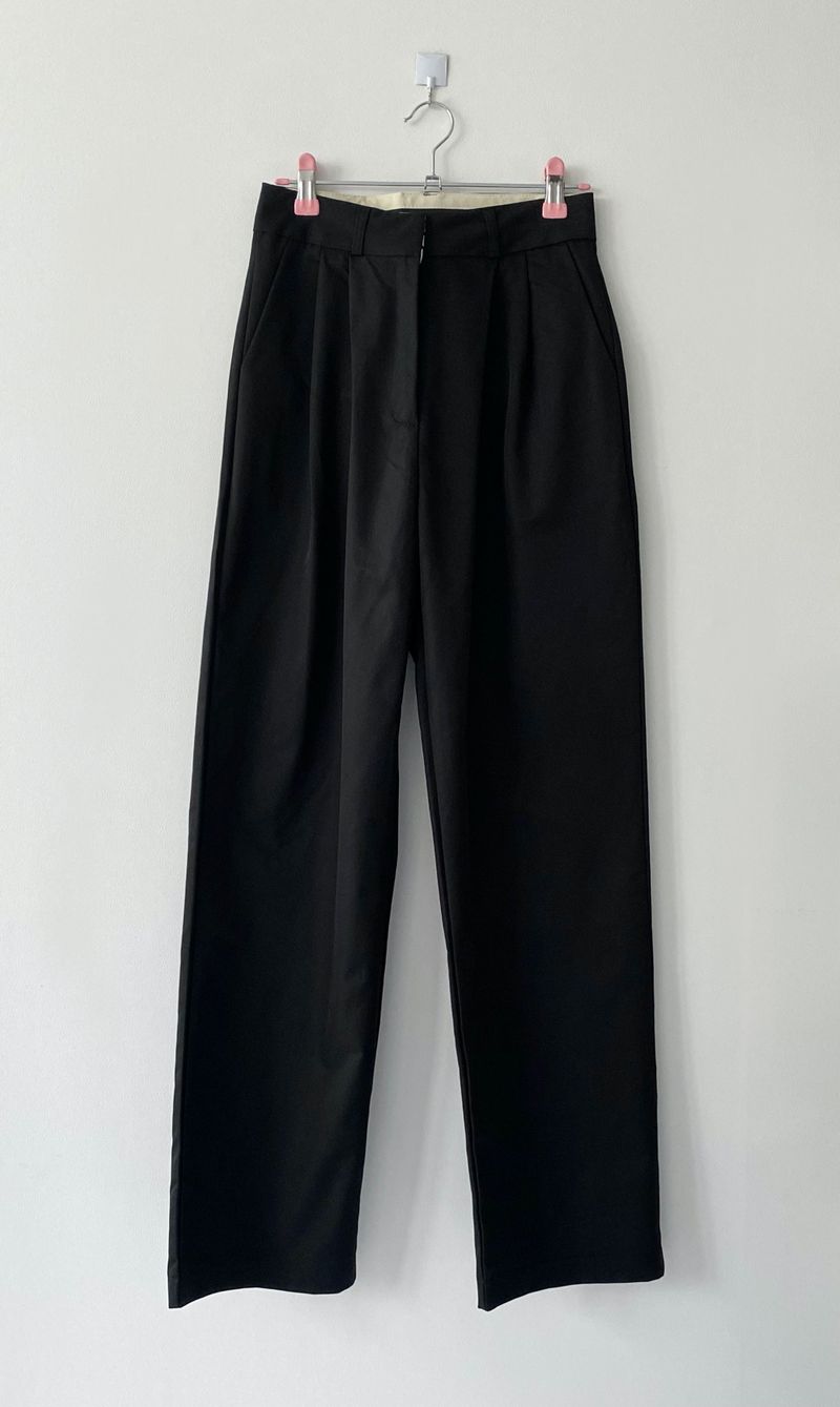 Waist point two tuck slacks