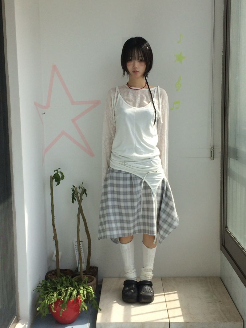 loose-fit strap sleeveless