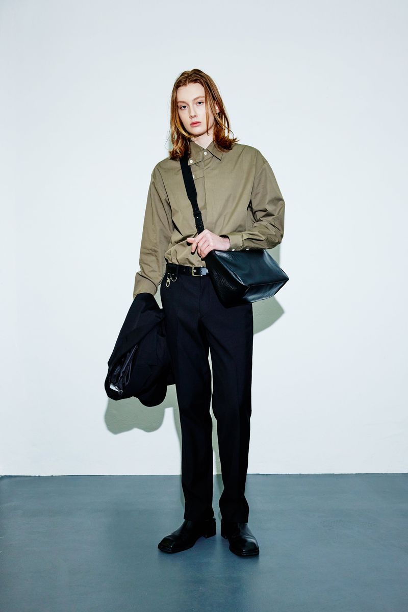 crinkle leather width cross bag black