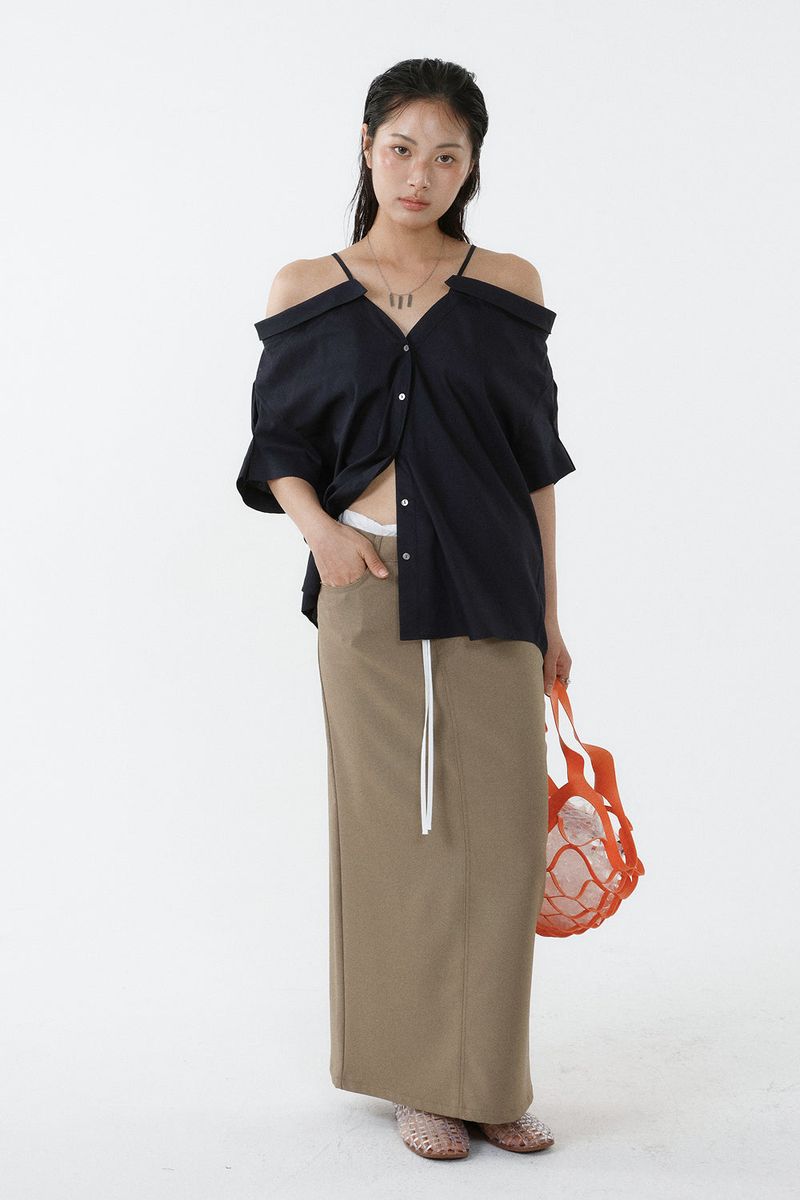 Loventina（ラヴェンティナ）の「LOOSE OFF-SHOULDER SHIRT_NAVY（Tops）」