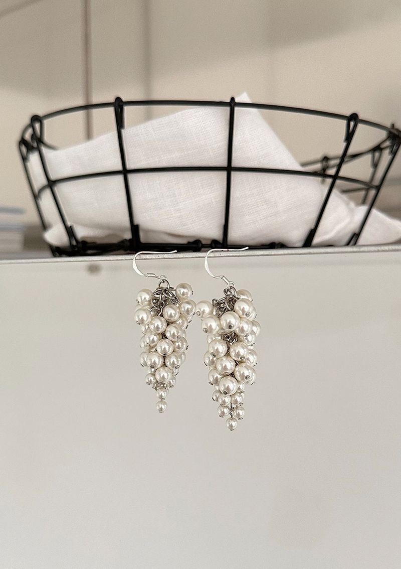 pearl grape earring - white