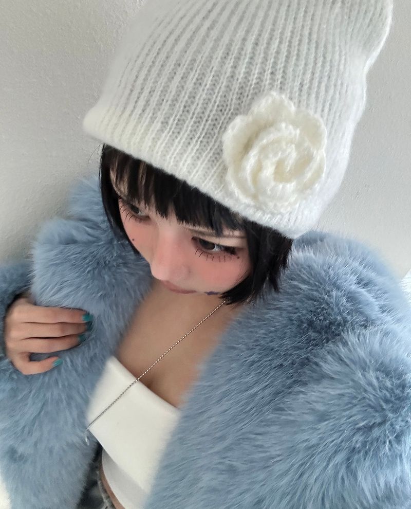 Flower corsage ribbed knit beanie