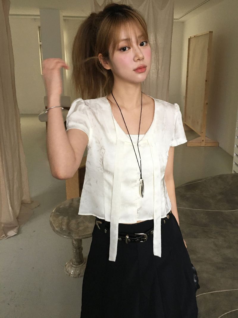 nobiyaka（ノビヤカ）の「Jacquard tie puff blouse（Tops）」