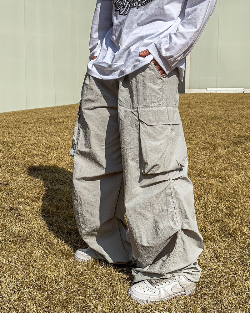 JIIGEUM（ジグム）の「ベイクワイドカーゴポケットナイロンパンツ（パンツ）」