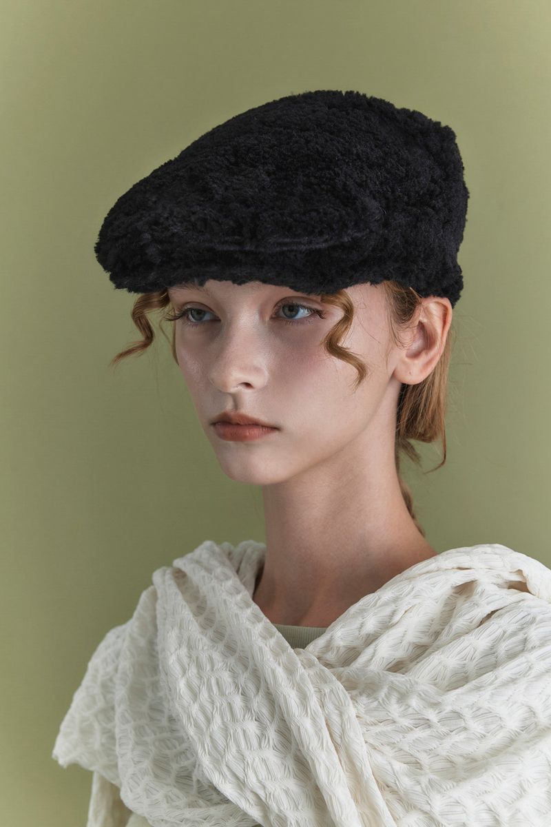 FLAT CAP IN BLACK FUR PASTRY