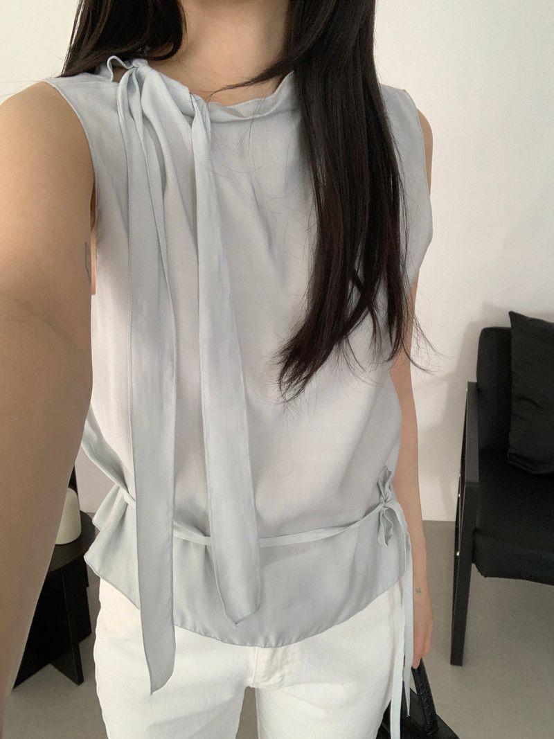 ROIA(ロイア)の「Aiden Tie Sleeveless Blouse(Tops)」