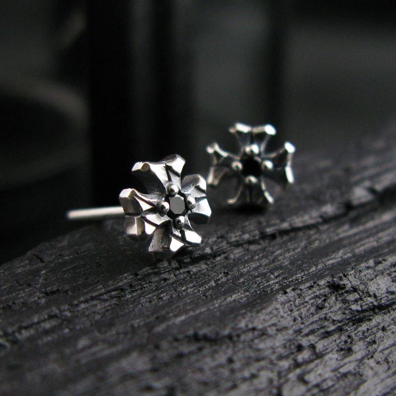 STERLINGWORTH（スターリングウォース）の「シャイニークロスS1ブラックスピネルシルバースタッズピアス（アクセサリー）」