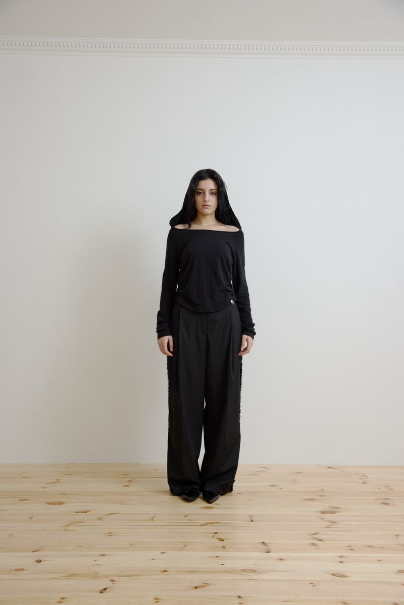 OHNE OFFSHOULDER HOODIE (BLACK)