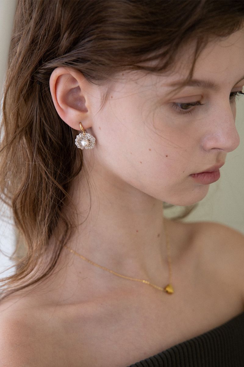 Gold beige pearl point knit earring