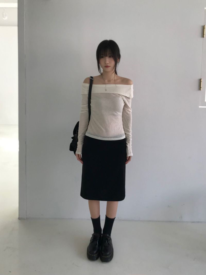 Peer off-shoulder T-shirt (2 colors)