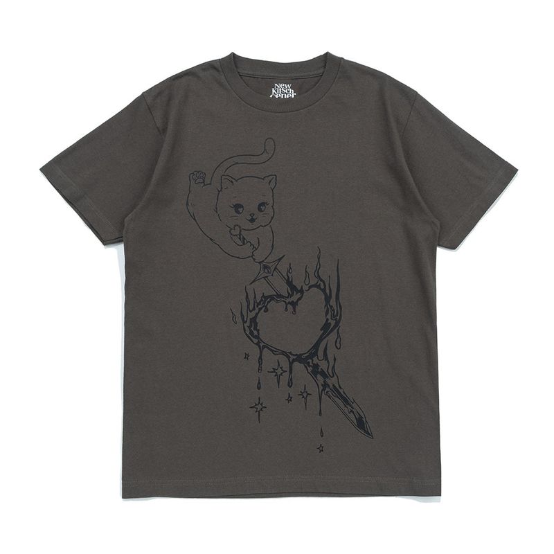 NEWKITSCH(ニューキッチジェネレーション)の「SWORD CAT GRAPHIC SHORT SLEEVE (CHARCOAL)(Tops)」