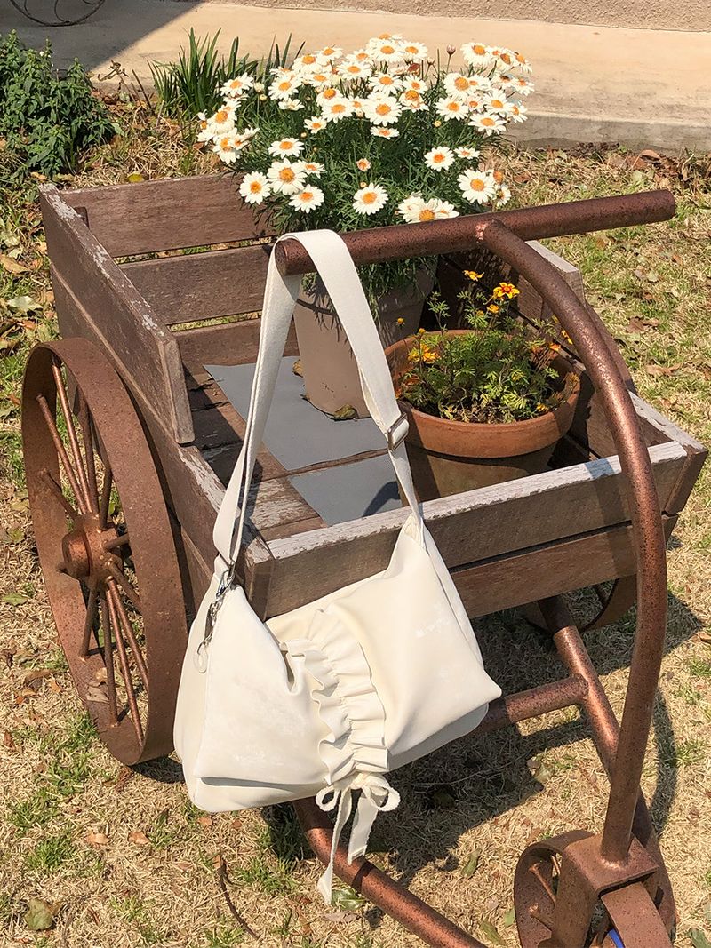 ovuni(オーブニ)の「Ruffle envelope bag_ivory(Bags)」