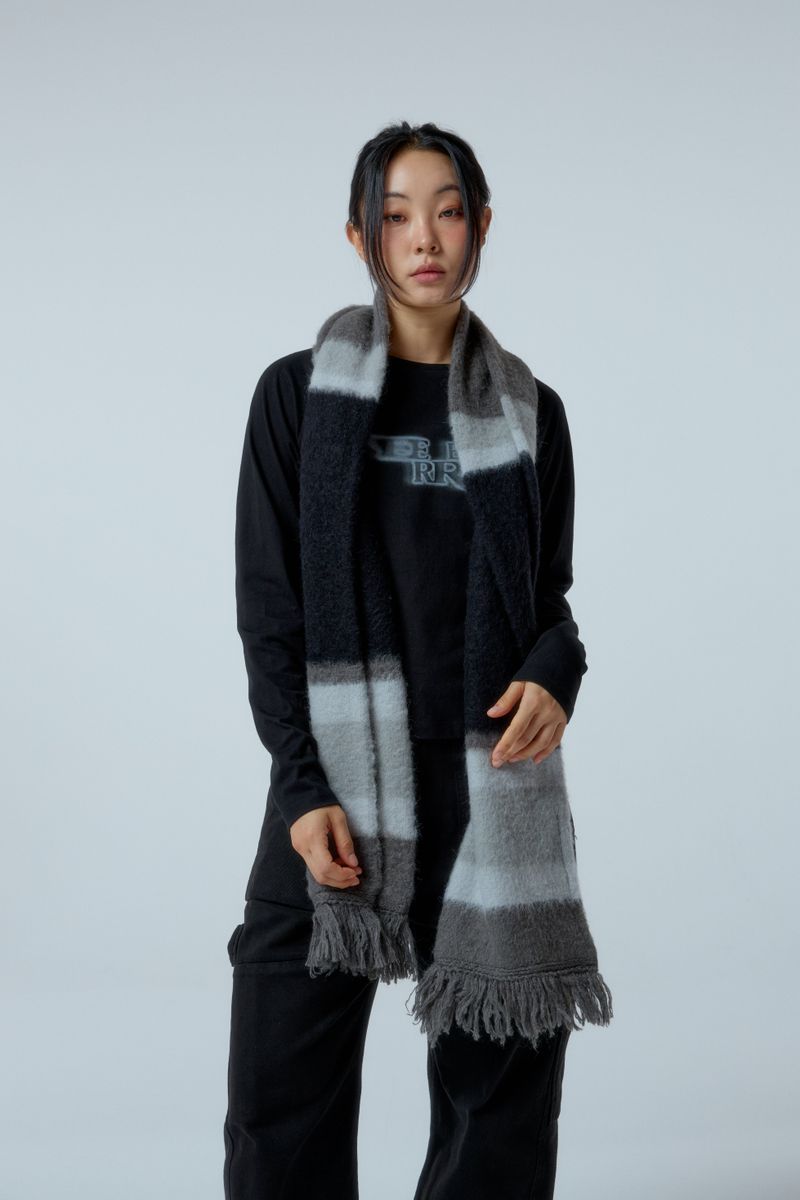 EEERRR Stripe brushed wool knit muffler (Black)