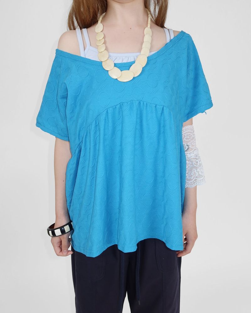 EMBOSSED OFF-SHOULDER TEE