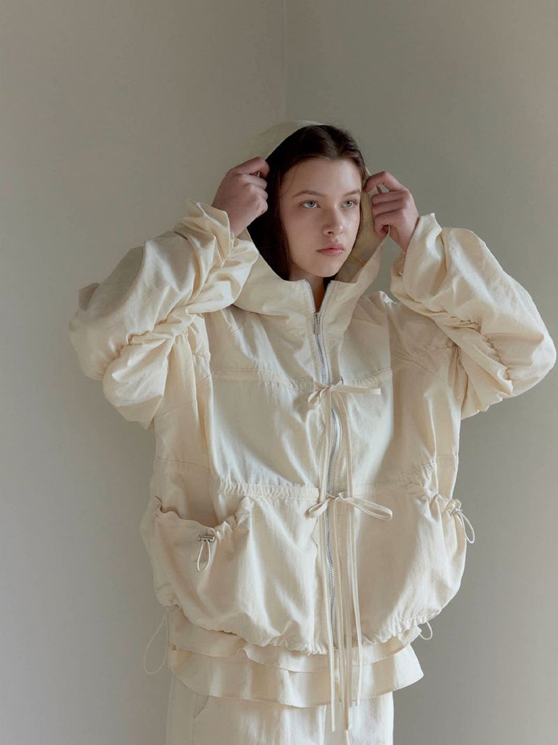 MOIFAIRE(モイフェア)の「SHIRRING HOODIE WINDBREAKER / CREAM(Jackets/Outerwear)」