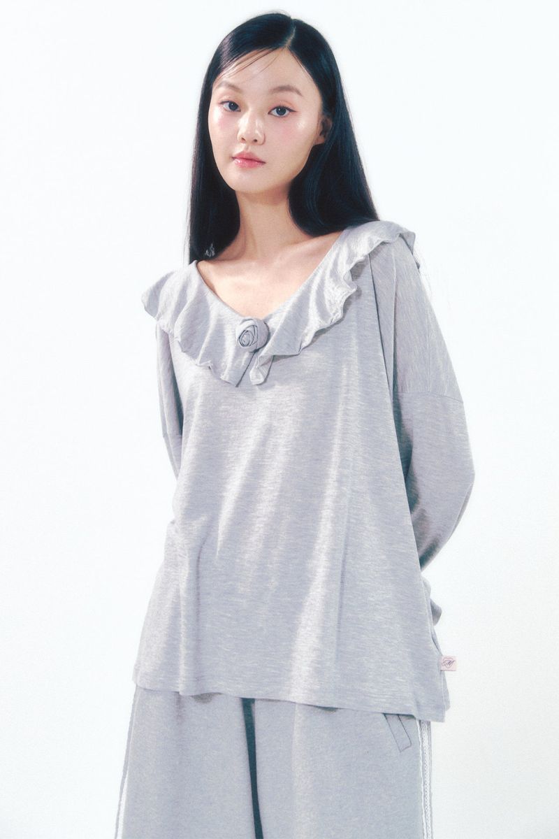 MOILLY（モイリー）の「Rose Brooch Frill Long Sleeve Gray（Tops）」