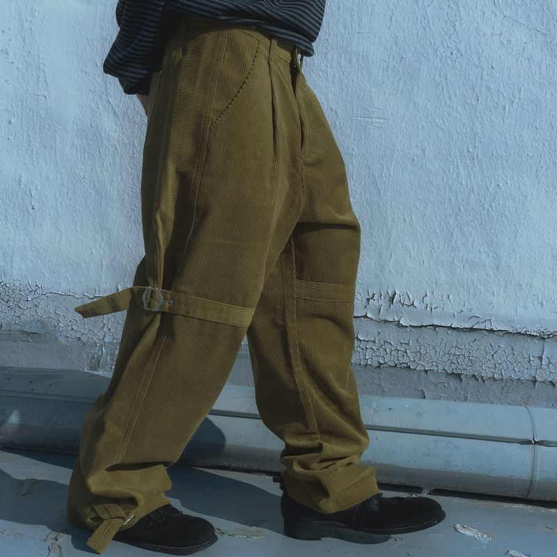 One tuck strap corduroy pants / Olive