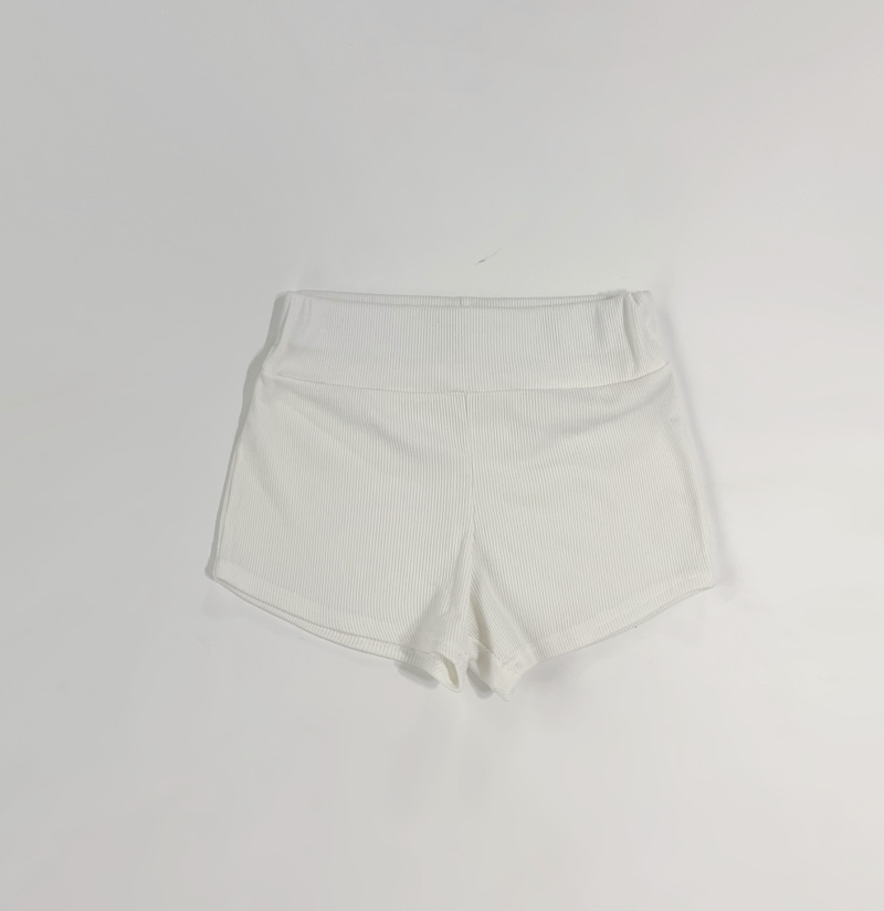 Hinnit Low-Rise Shorts (white)