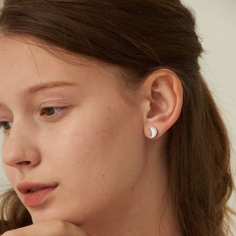 noonoofingers(ヌヌフィンガース)の「Crescent Moon Earrings(Accessories)」