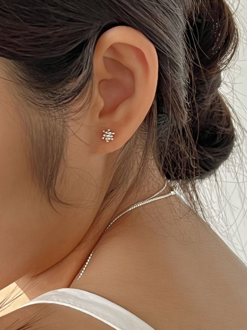 mattoi（マットゥア）の「フローラルピアス (シルバー)（アクセサリー）」