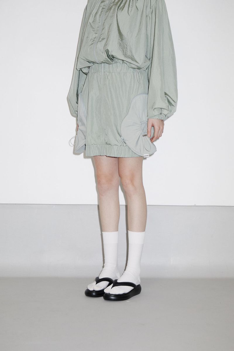 ONHEE（オニ）の「GLOSSY NYLON BIG POCKET SKIRT（Skirts）」