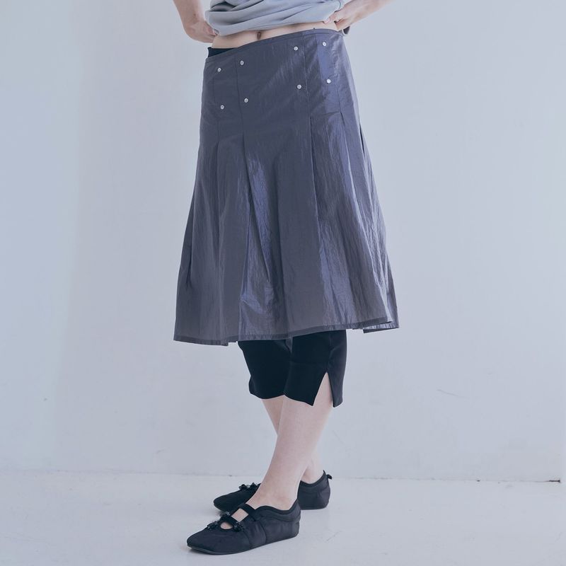 poie(ポイエ)の「sheer layered rivet pleats skirt (charcoal)(Skirts)」