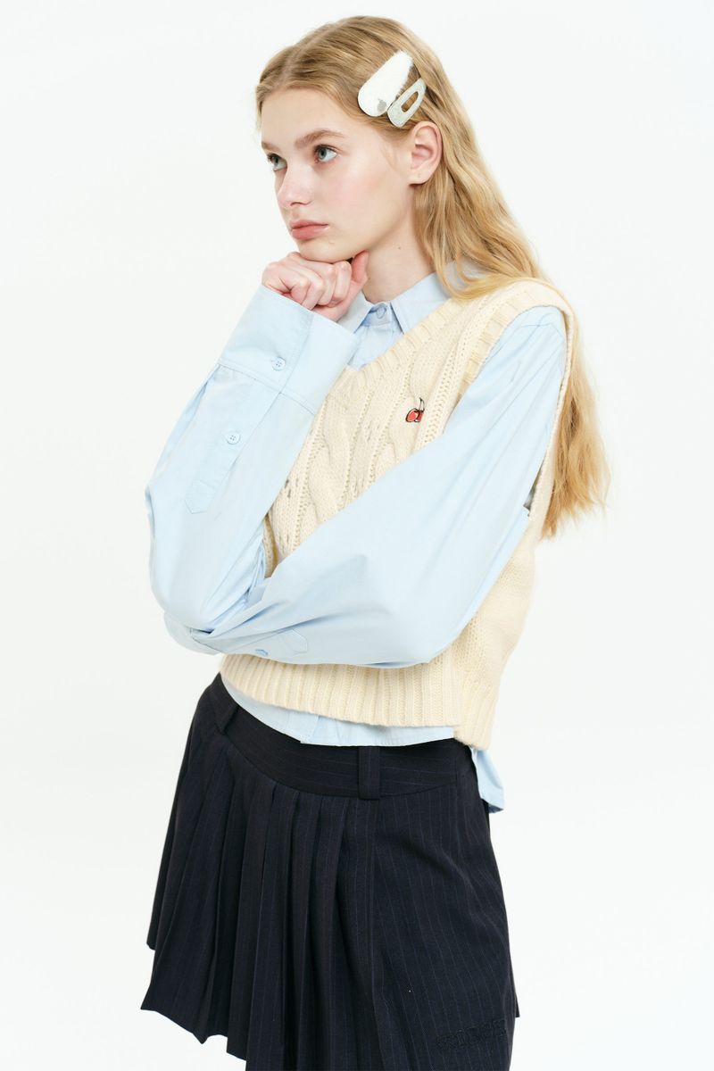 SMALL CHERRY CABLE CROP KNIT VEST [IVORY]