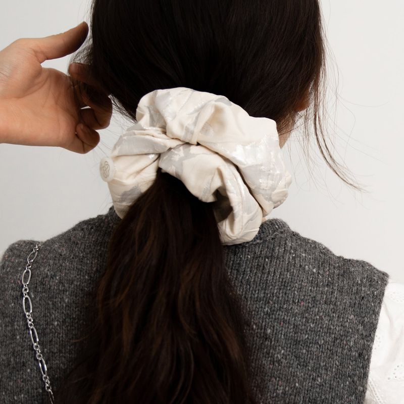 silver jacquard scrunch (black)