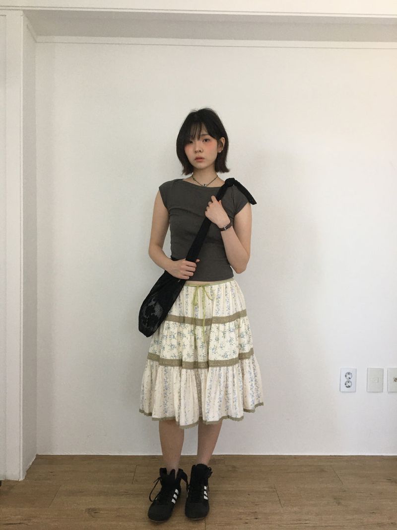 DUGGY（ダギー）の「フリングレースミディスカート(2color)（スカート）」