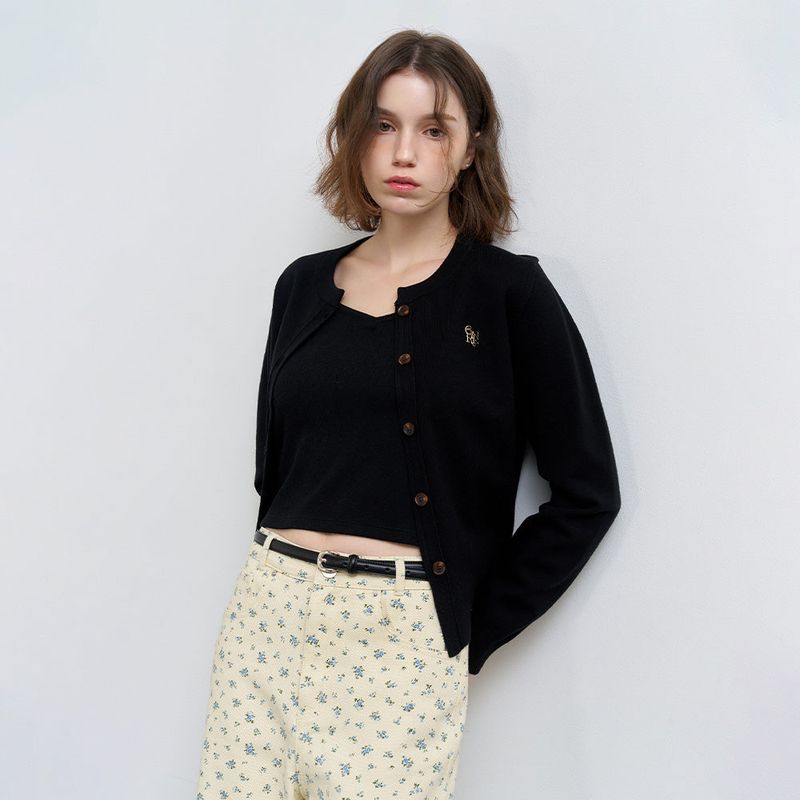 GENERAL IDEA（ジェネラルアイディア）の「WOMAN ロゴ入りラウンドネック長袖カーディガン [BLACK]（トップス）」