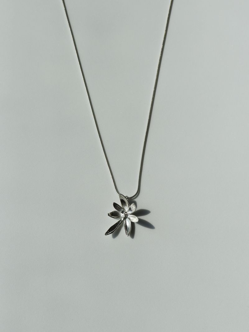FLOWER NECKLACE (Medium)