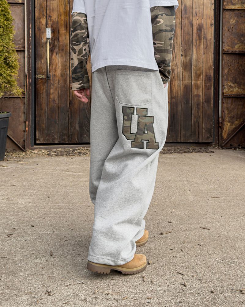 UA カモパッチワイドスウェットパンツ